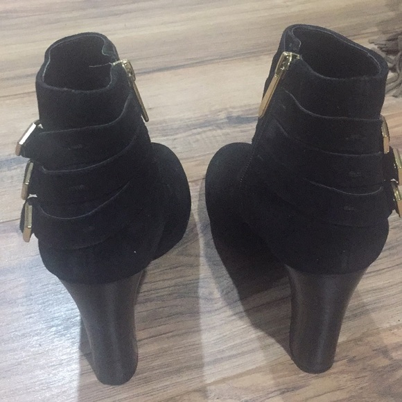 ❣️Price Firm❣️Guess black suede booties w gold 💛 - Picture 4 of 6